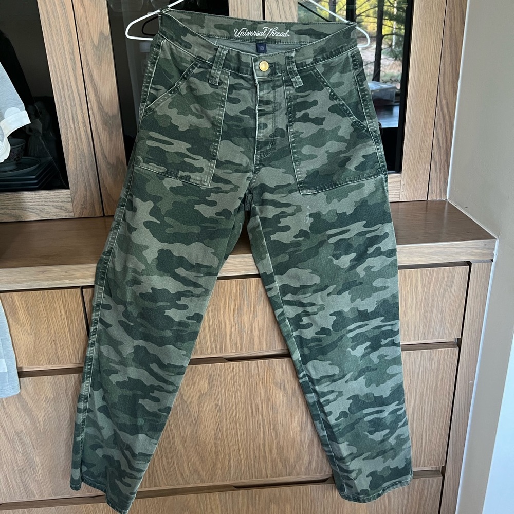 Universal Threads Camo Straight High Rise Jeans size 2/26